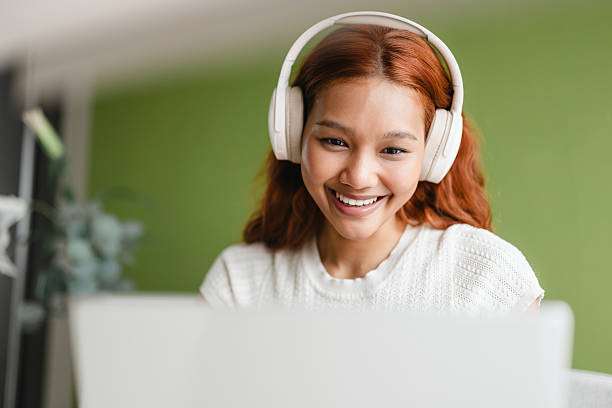 Person getting ready to contact an online therapist in California from home