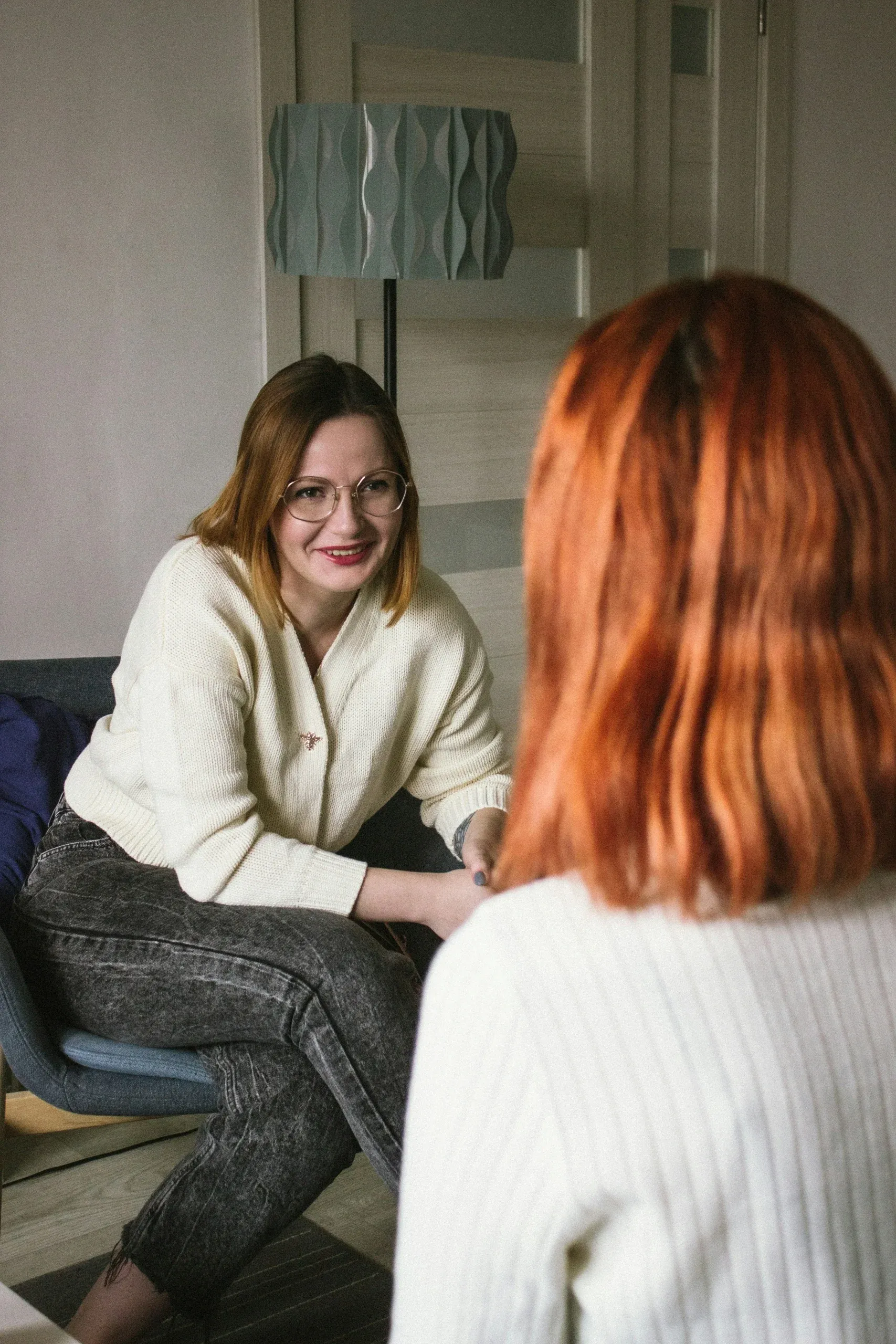 Therapist speaking with a client during a supportive one-on-one anxiety counseling session.